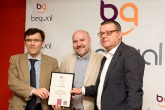 Foto de la entrega de la certificación a Fundación ONCE