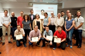 Foto de familia de los alumnos con los diplomas