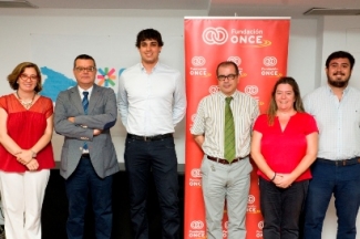 Foto de familia tras la firma del convenio