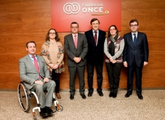 Foto de familia en la visita de Rafael Hernando a Fundación ONCE