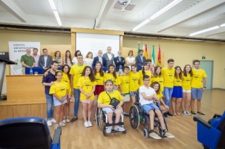 Foto de familia con los alumnos del campus
