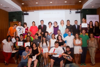 Foto de familia con los alumnos que han participado en el Campus Inclusivo de Fundación ONCE y Fundación Repsol