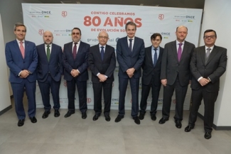 Foto de familia de las personas que han intervenido en la presentación