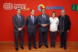 foto de familia de las personas que han intervenido en la inauguración de la jornada de Fundación ONCE y Fundación Largo Caballero