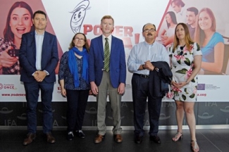 Foto de familia de las personas que han participado en la inauguración