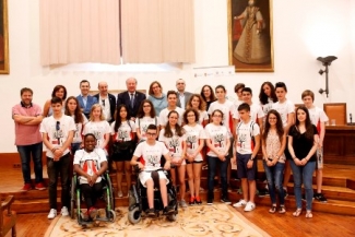 Foto de los alumnos y alumnas del campus junto a los representantes de las entidades organziadoras