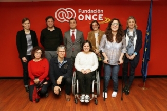 Foto de familia de las personas reunidas en Fundación ONCE
