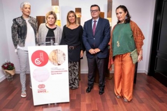 Foto de familia de las personas que han participado en la inauguración en Fundación ONCE