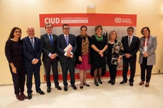 Foto de familia de las personas que han participado en la inauguración