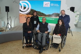 Foto de familias tras la presentación de la Guía