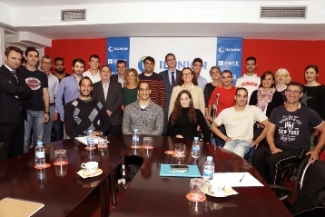 Foto de familia de las personas que han participado en la formación de Fundación ONCE y el Comité Paralímpico Español