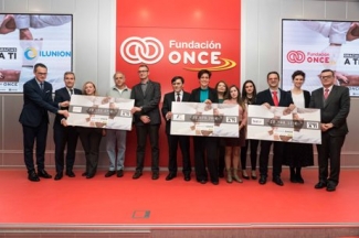 foto de familia de las entidades con los directivo de Fundación ONCE