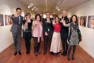 Foto de familia en la presentación de la exposición