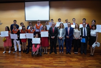 Foto de los alumnos con los representantes de las entidades
