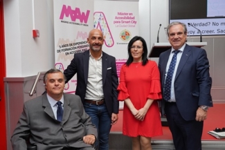 Foto de familia de las personas que han intervenido en la presentación