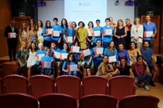 Foto de los alumnos con los representantes de las entidades