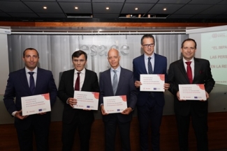 Foto de las personas que han participado en la presentación estudio, con el estudio en la mano