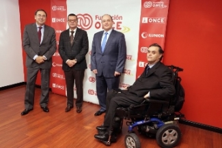 Foto de familia tras la renovación del convenio