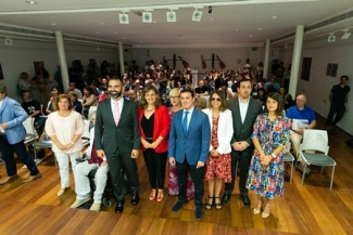 Foto en la que se ve a los representantes de las entidades y las personas asistentes a la jornada
