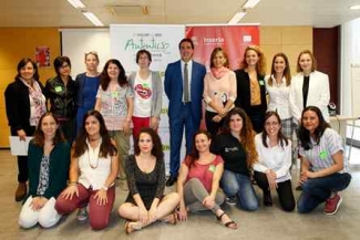 Foto de las alumnas con los representantes de las entidades