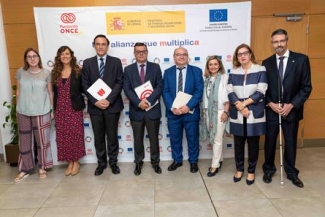 Foto de las personas que han participado en la inauguración en del CRE de la ONCE