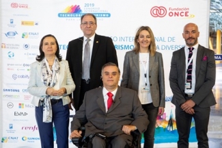 Foto de familia de las personas que han participado en la mesa