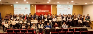 Foto de familia de los becados/as del año pasado en Fundación ONCE