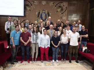 Foto de los alumnos con los representantes de las entidades