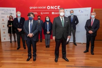 Foto de las personas que han participado en la visita a Fundación ONCE