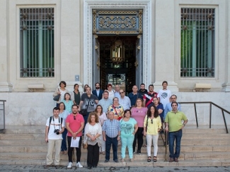 Foto de grupo en la fachada de la sede del Banco de España en Sevilla