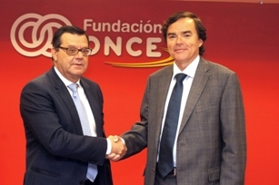 Foto del saludo tras la firma del convenio entre Fundación ONCE y Amadeus