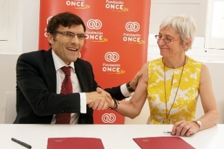 Foto del saludo tras la firma del convenio entre Fundación ONCE y Museo ABC