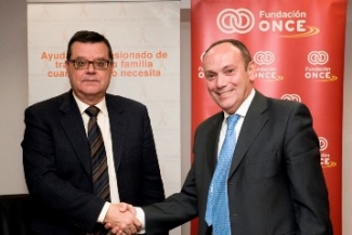 Foto del saludo tras la firma del convenio en Fundación ONCE