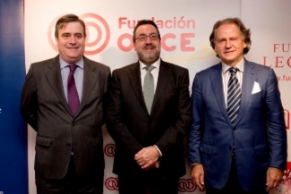 Foto del saludo tras la firma del convenio