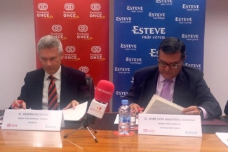 Foto del momento de la firma entre Fundación ONCE y Esteve