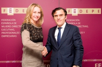 Foto del saludo tras la firma del convenio