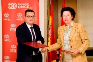 Foto del saludo tras la firma del convenio