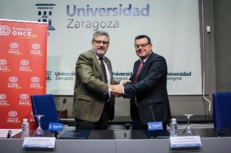 Foto del saludo tras la firma del convenio