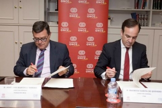 Foto del momento de la firma