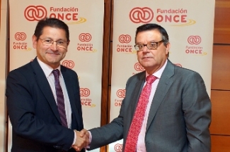 Foto del saludo tras la firma del convenio entre MassFactory y Fundación ONCE