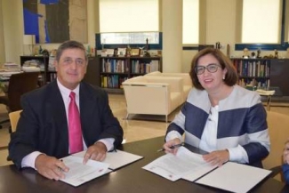 Foto del momento de la firma del convenio