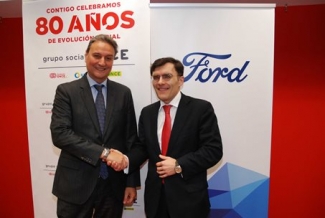 Foto del saludo tras la firma del convenio