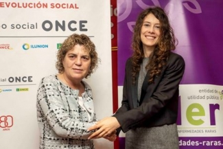 Foto del saludo tras la firma del convenio