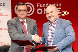 Foto del saludo tras la firma del convenio