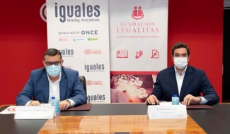 Foto del momento de la firma en Fundación ONCE