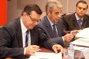Foto del momento de la firma del convenio entre Fundación ONCE y el Consejo General de la Arquitectura Técnica de España