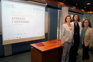 Foto de las firmantes tras la firma del convenio