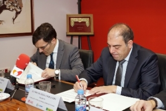 Foto del momento de la firma entre ATA y Fundación ONCE