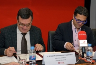 Foto del momento de la firma entre Fundación ONCE y Feder