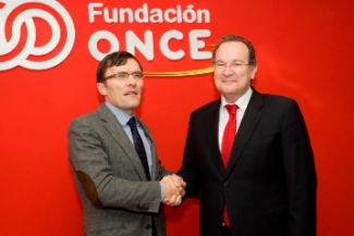 Foto del saludo tras la firma del convenio